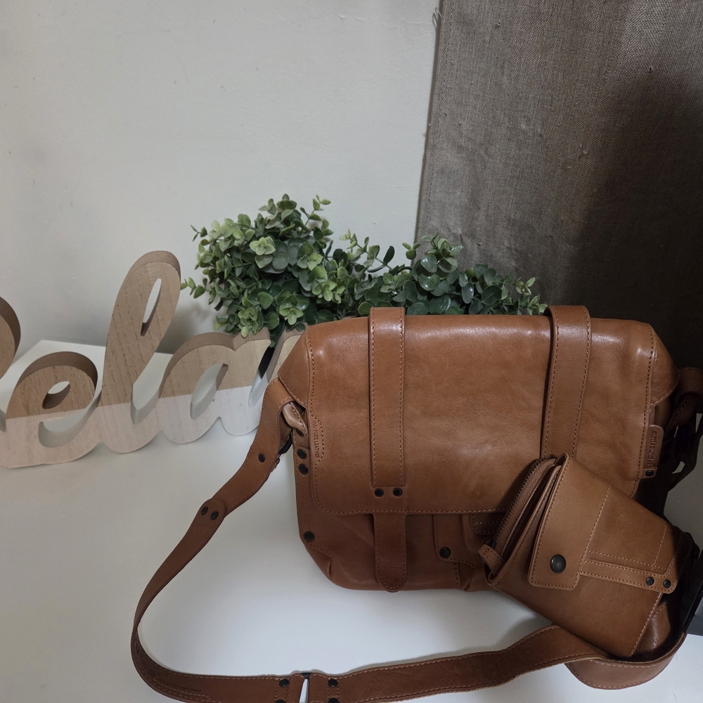Elegant Tan Leather Crossbody Bag with Wallet
